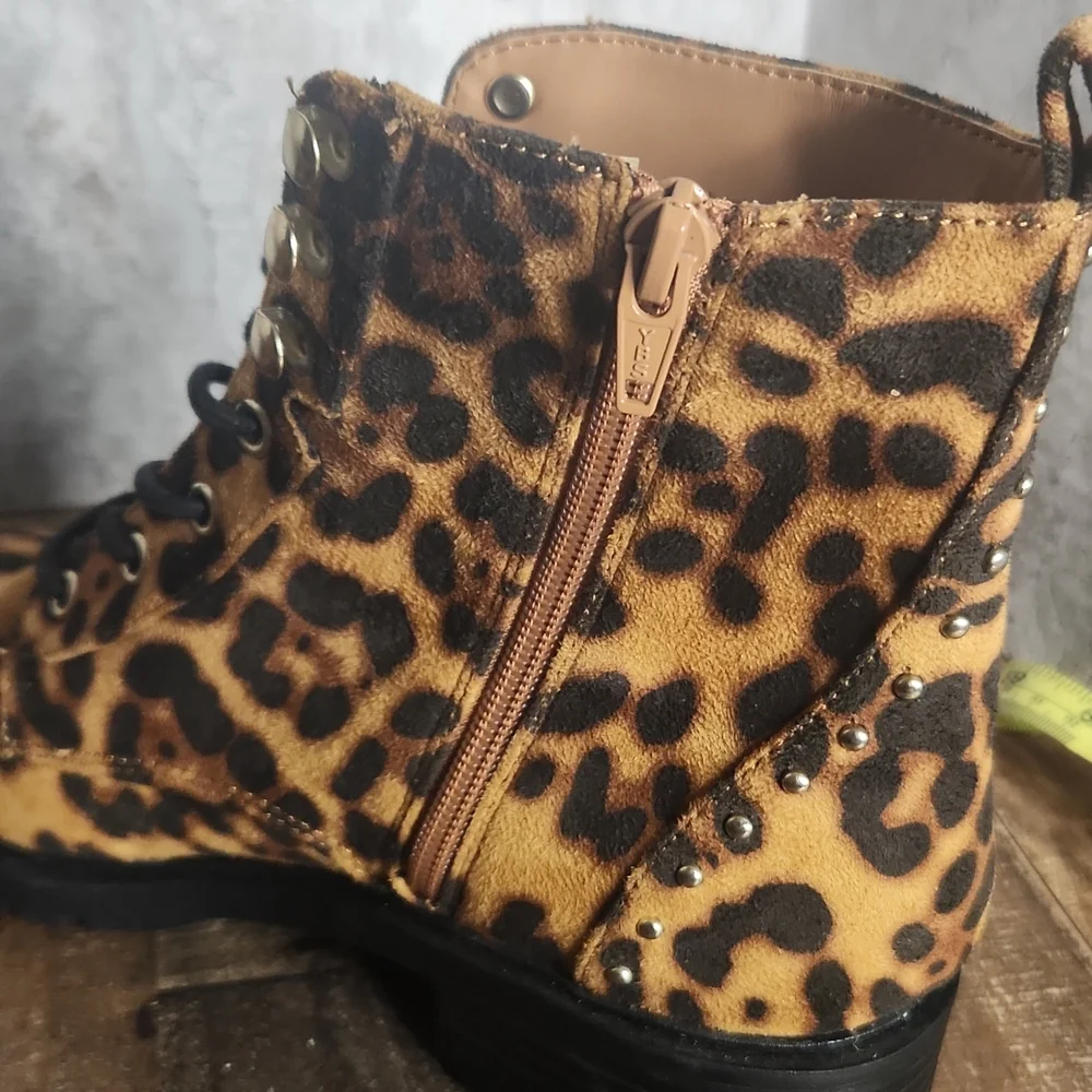 Material Girl Leopard lace up ankle booties Size 7.5 new - Picture 6 of 9